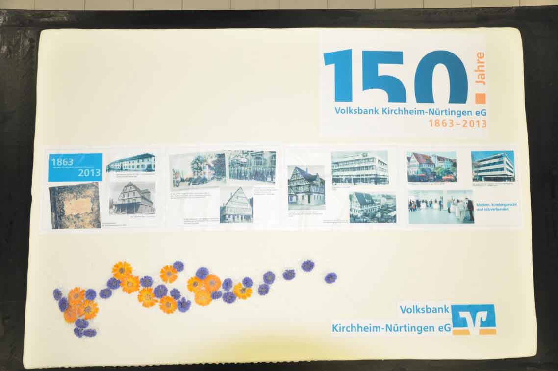 Zum 150. Jubilum der VoBa Kirchheim-Nrtingen wurde diese Supertorte mit den Mae
140 x 100 cm aus mehreren DIN-A-3-Bgen von der Bckerei Scholderbeck aus Weilheim gebacken